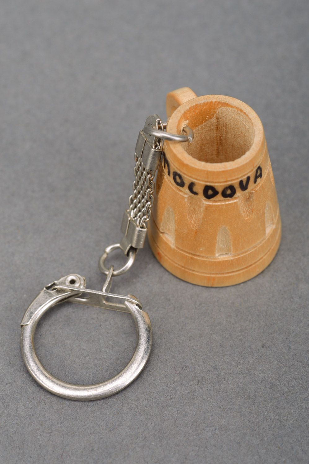Origineller kleiner handgemachter Schlüsselanhänger aus Holz Bierkrug foto 5