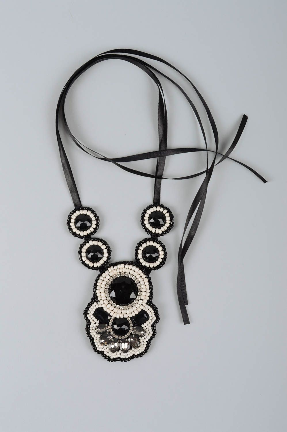 Collier en perles de rocaille Bijou fait main noir-blanc Cadeau pour femme photo 2