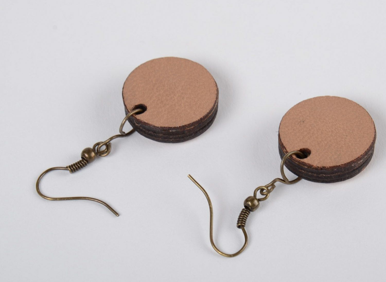 Kleine runde handgemachte künstlerische Ohrringe mit Stickerei aus Furnierholz foto 3
