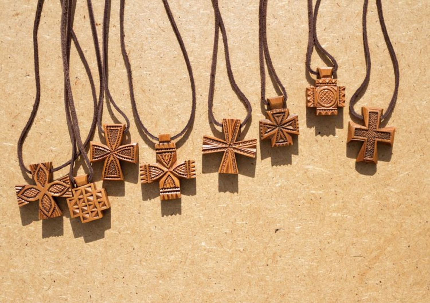 Ведический деревянный крест на кожаном шнуре фото 2