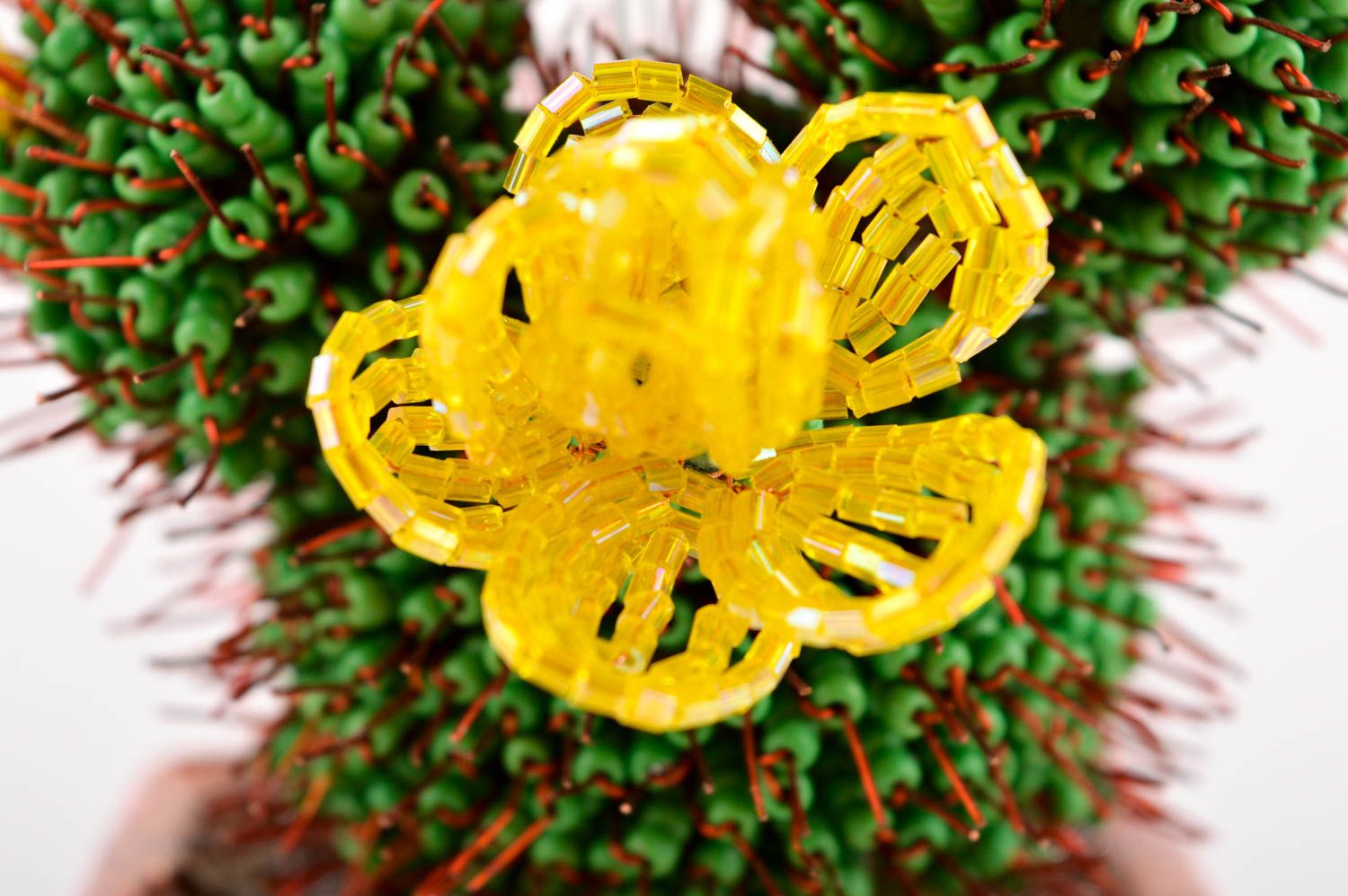 Кактус из бисера ручной работы композиция из бисера в вазоне цветы из бисера фото 4