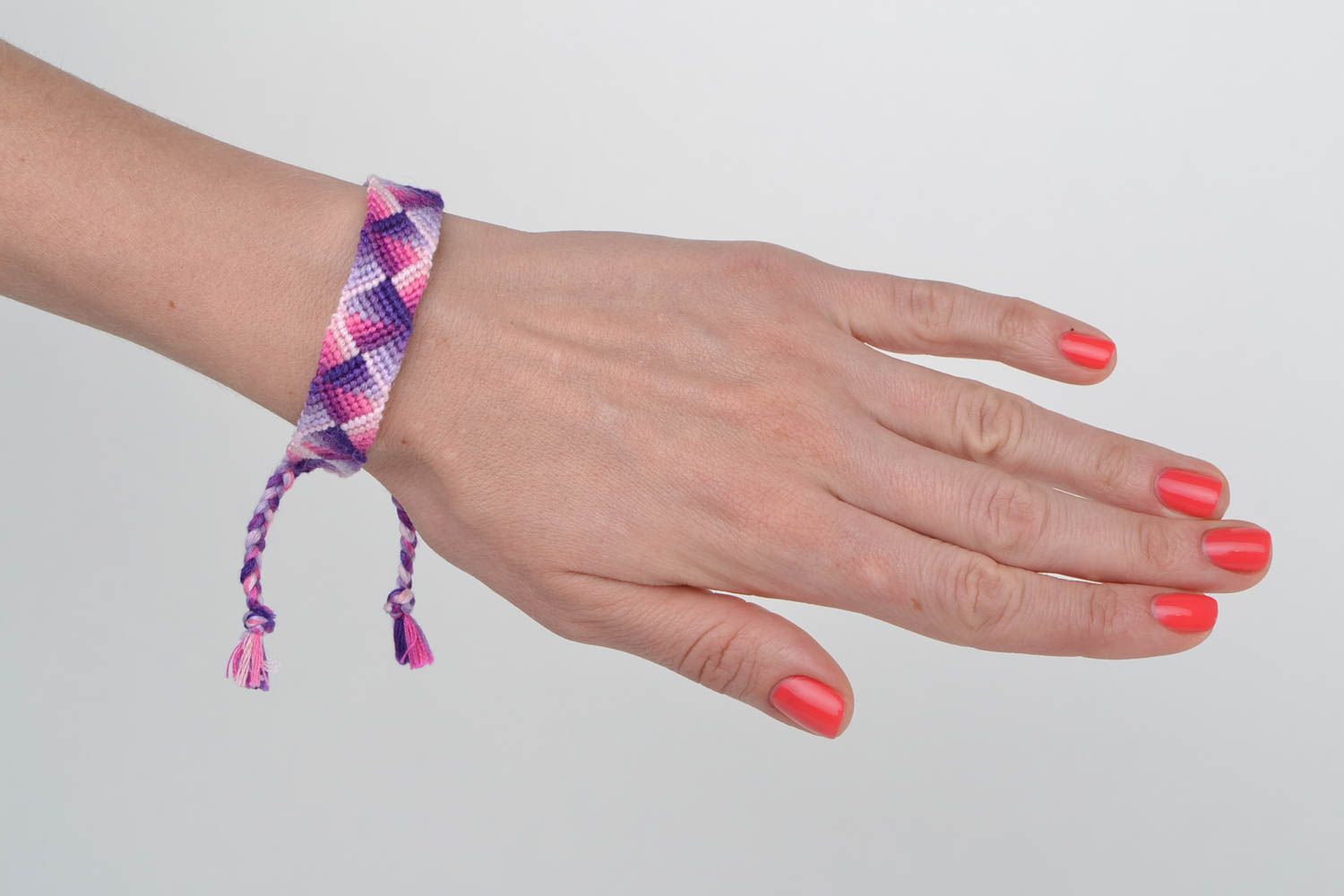 Текстильный браслет плетеный из мулине ниток разноцветный нежный ручной работы фото 2
