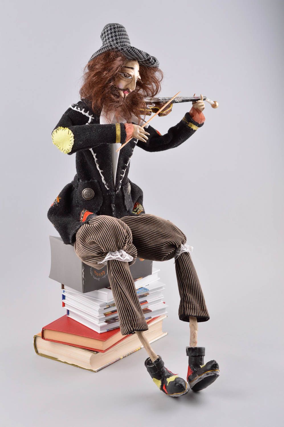Muñeco de autor hecho a mano juguete decorativo souvenir original Violinista foto 1