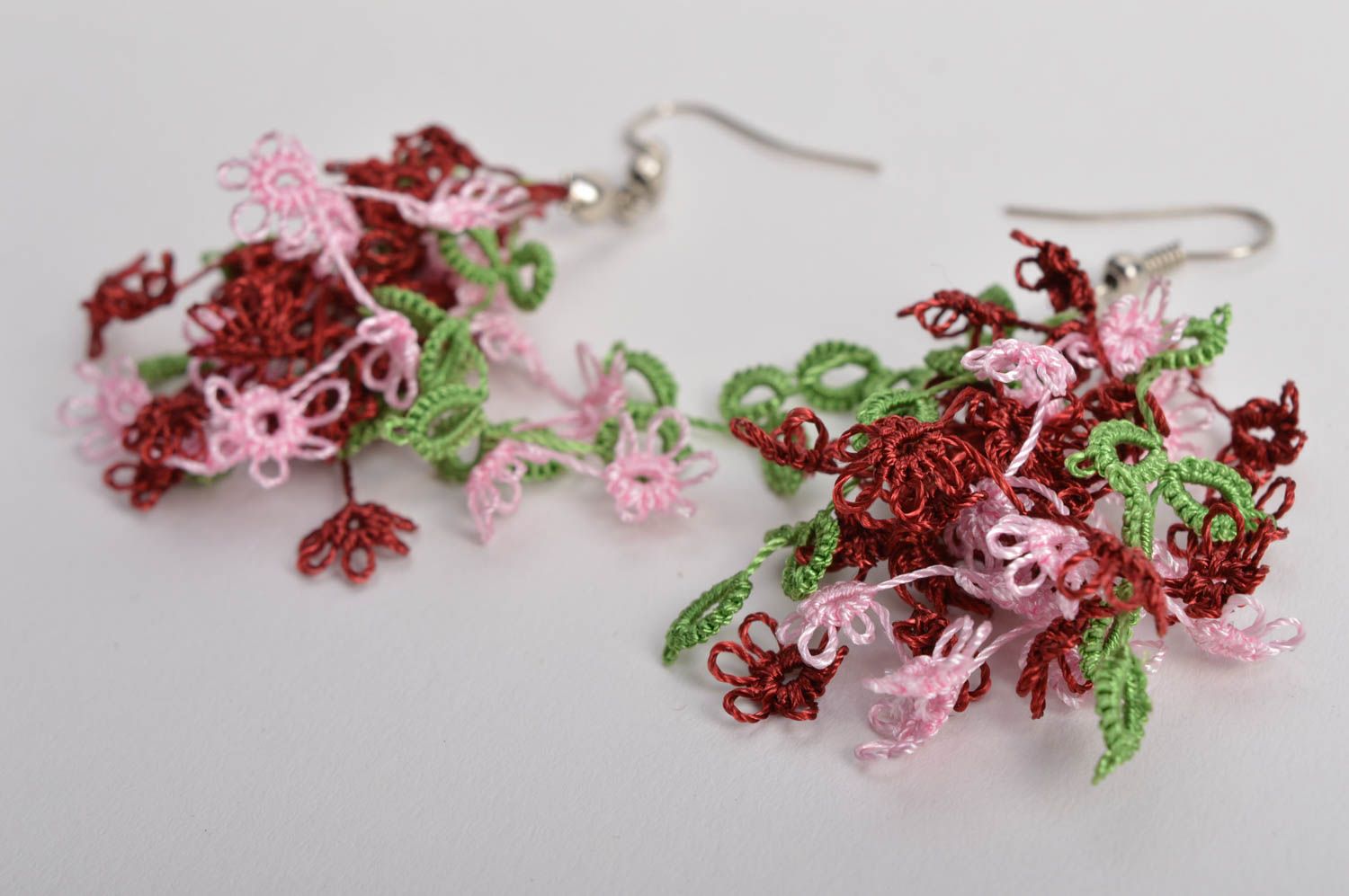 Boucles d'oreilles en frivolité multicolores en polyester faites main pendantes photo 3