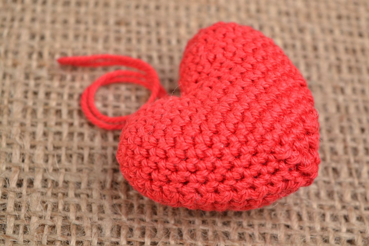 Suspension décorative coeur rouge tricoté en fils de coton au crochet faite main photo 1