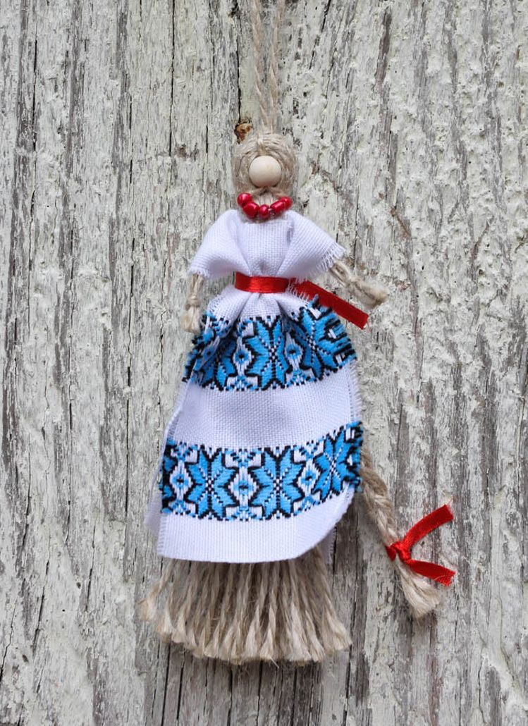 Boneca-motanka étnica protectora feita à mão de tecidos naturais de cor azul foto 5