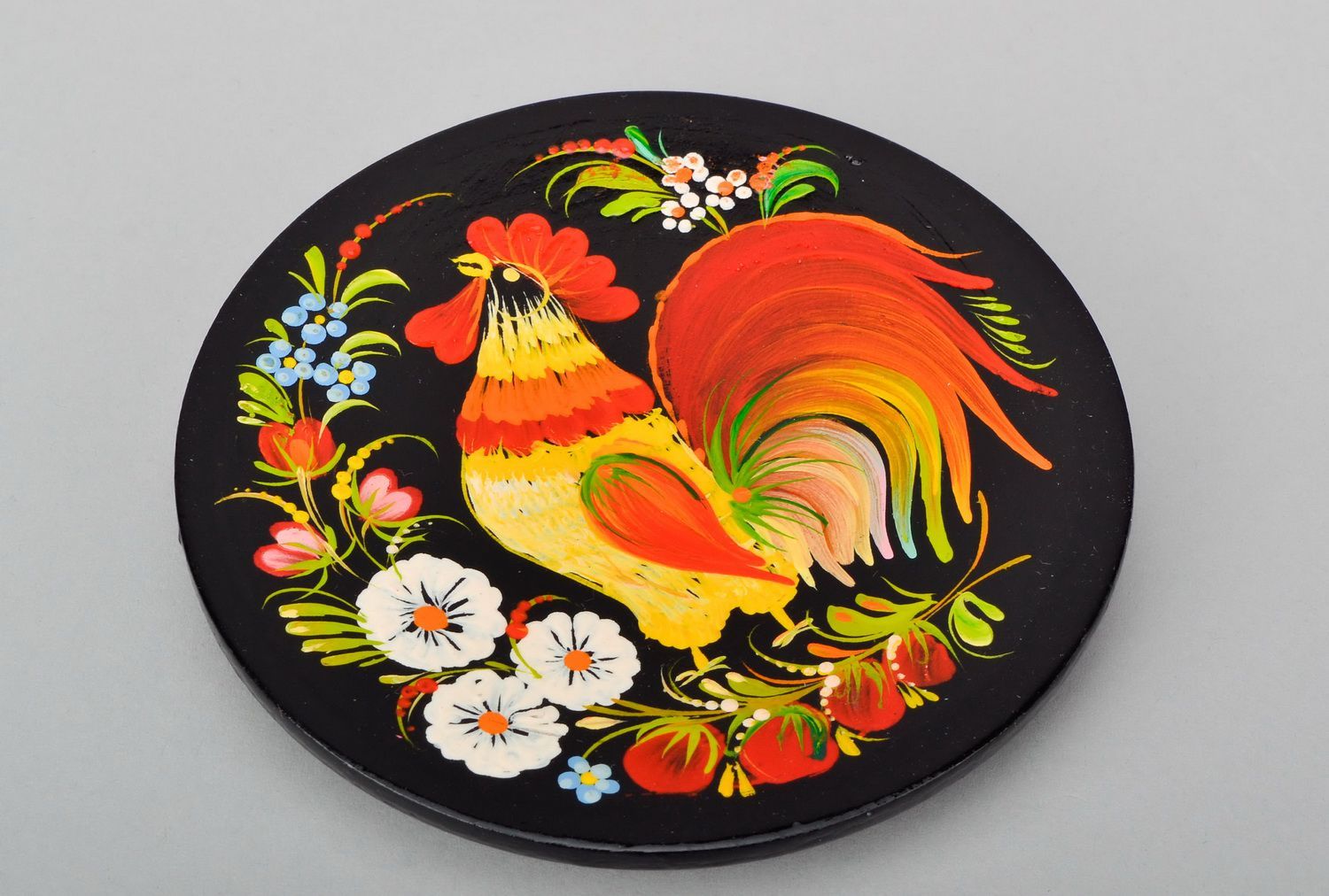 Декоративная деревянная тарелка с росписью фото 1