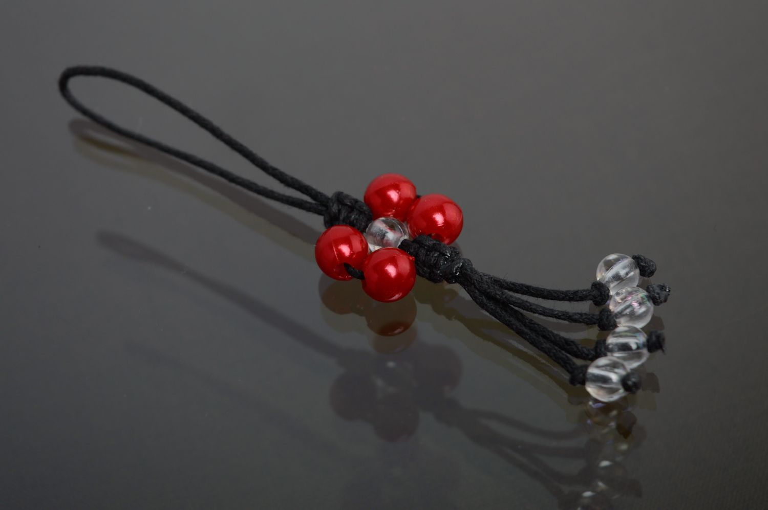 Porte-clefs en macramé tressé lacet noir avec perles fantaisie fait main photo 1