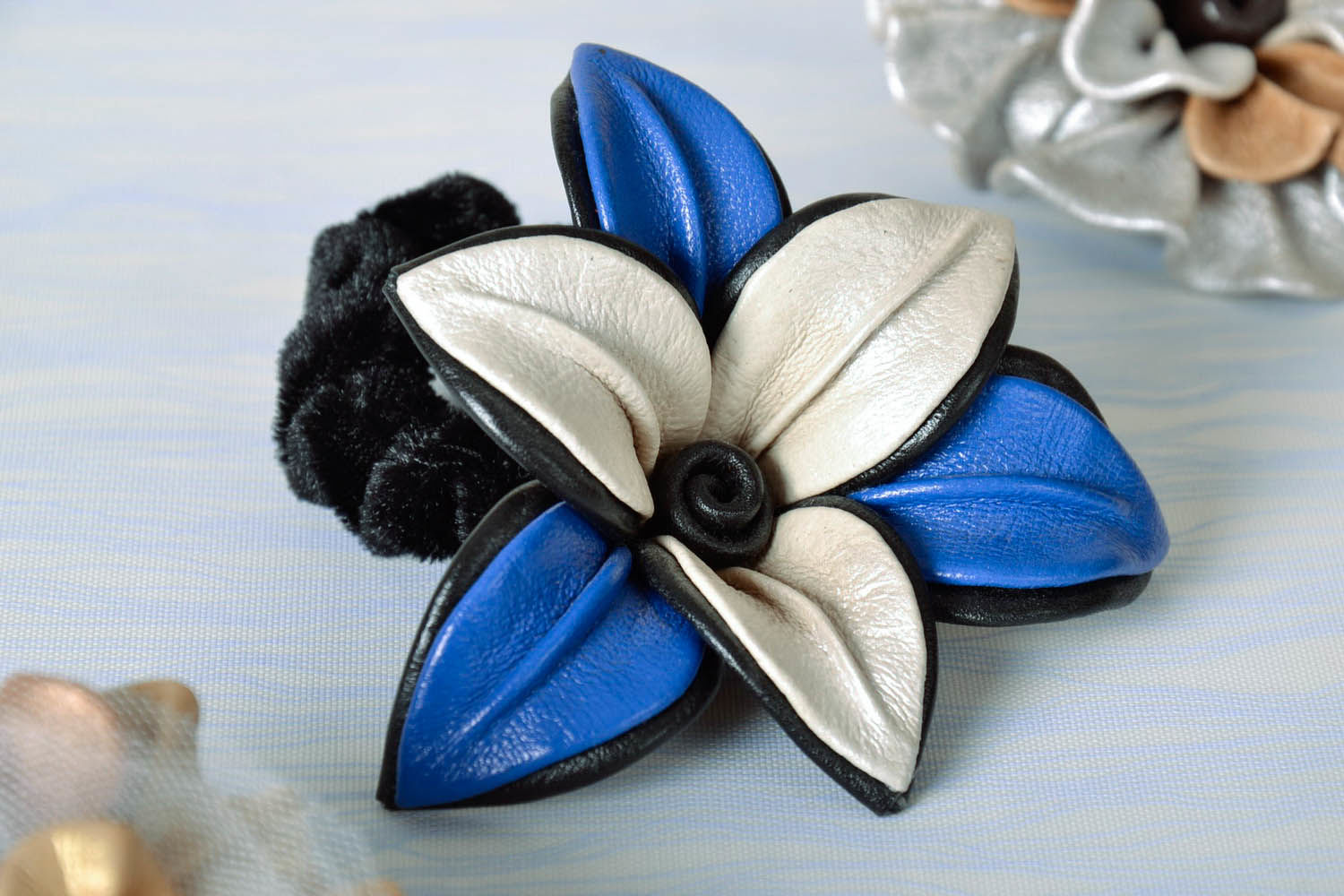 Hair tie with leather flower photo 1