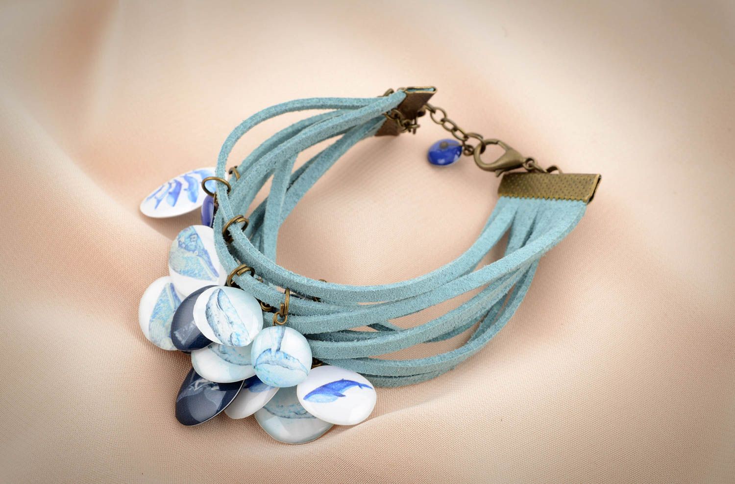 Gros bracelet Bijou fait main large bleu en daim avec breloques Cadeau femme photo 6