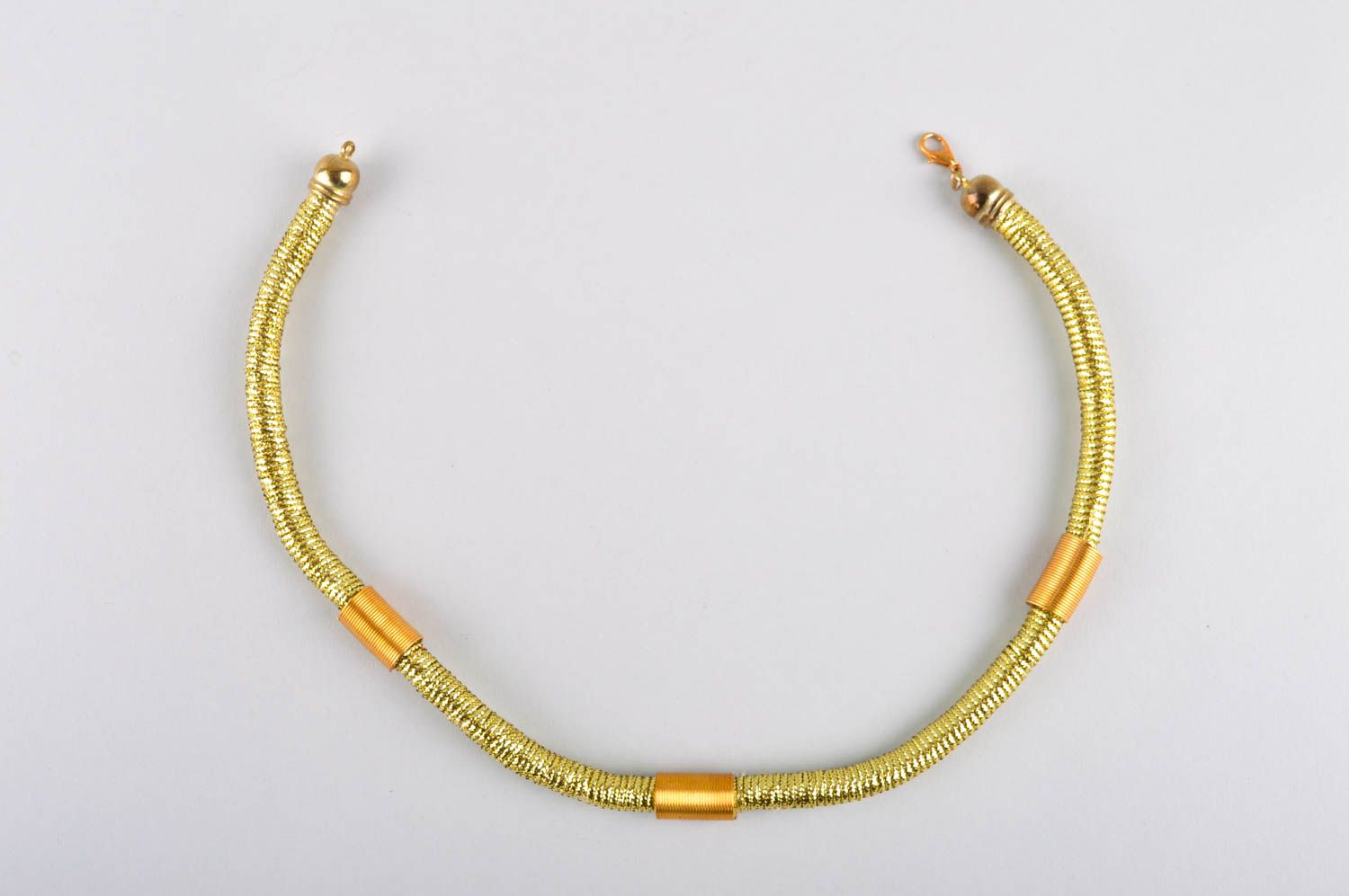 Плетеное колье ручной работы золотистое авторское ожерелье украшение на шею фото 5