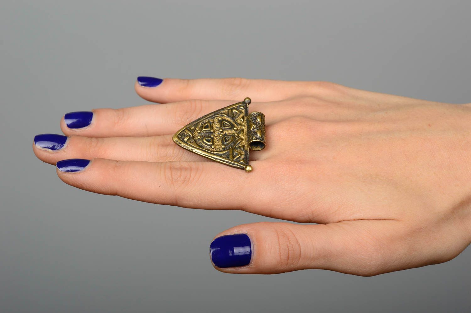 Кольцо ручной работы женский перстень кольцо из бронзы треугольное авторское фото 2