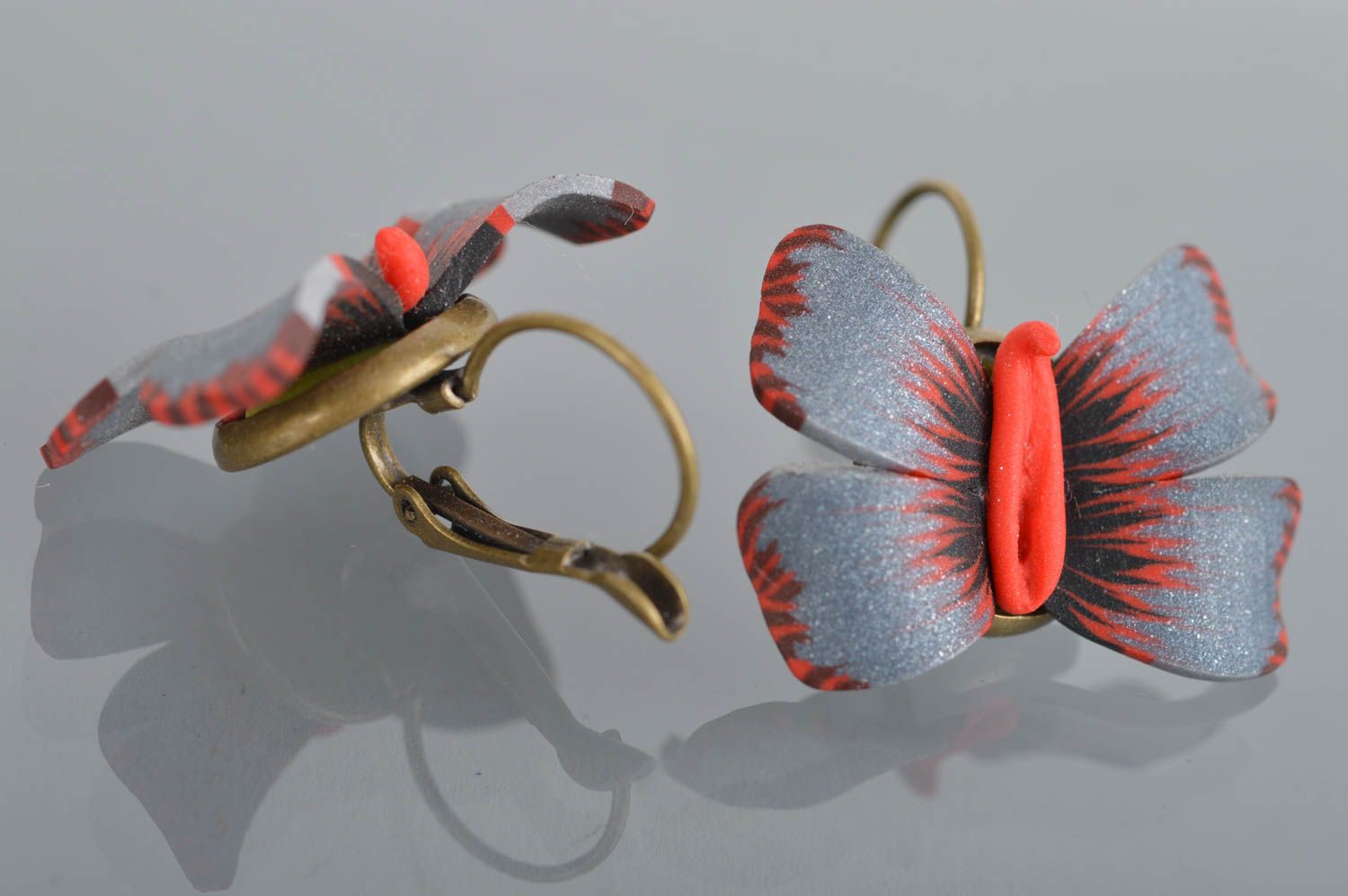 Schöne Damen handmade Ohrringe aus Polymerton in Form von Schmetterlingen foto 5