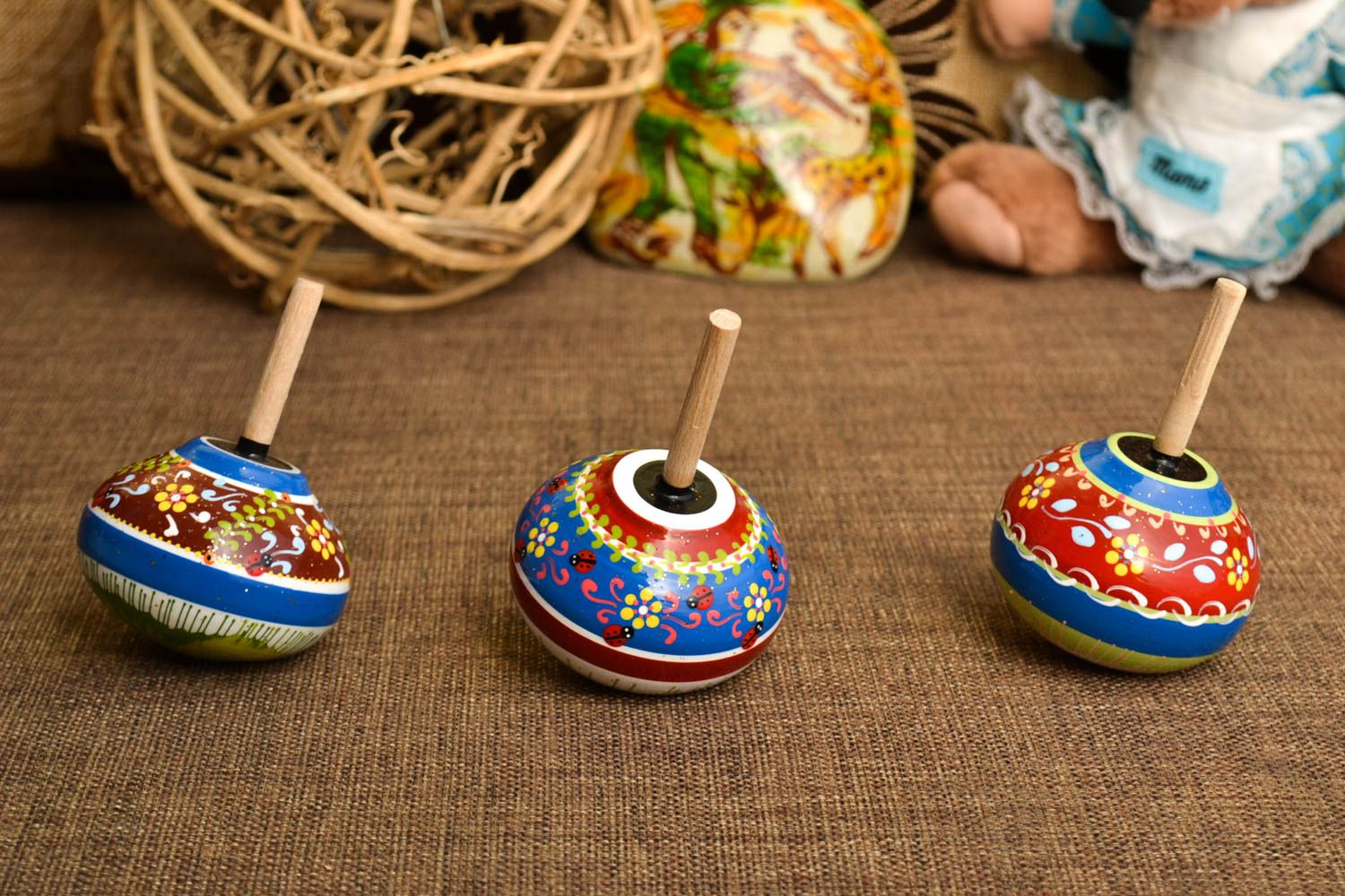 Trompos de madera artesanales regalo original juguetes para niños con ornamentos foto 1