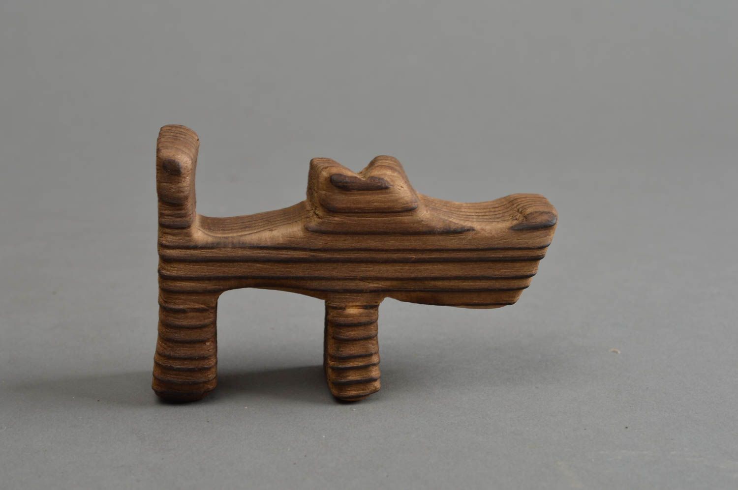 Figurine chien en bois de pin faite main petite marron foncé design original photo 2