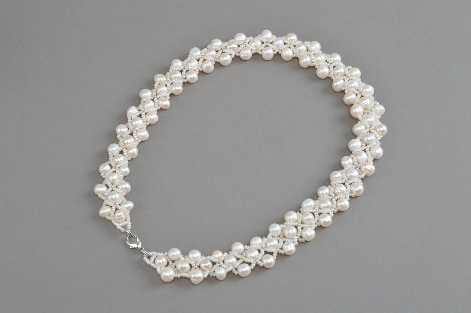 Collier en perles blanches et perles de rocaille fait main élégant pour femme photo 2
