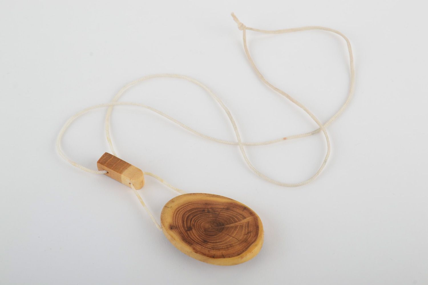 Colgante de madera bello para cuello con ornamento tallado en un cordón foto 4