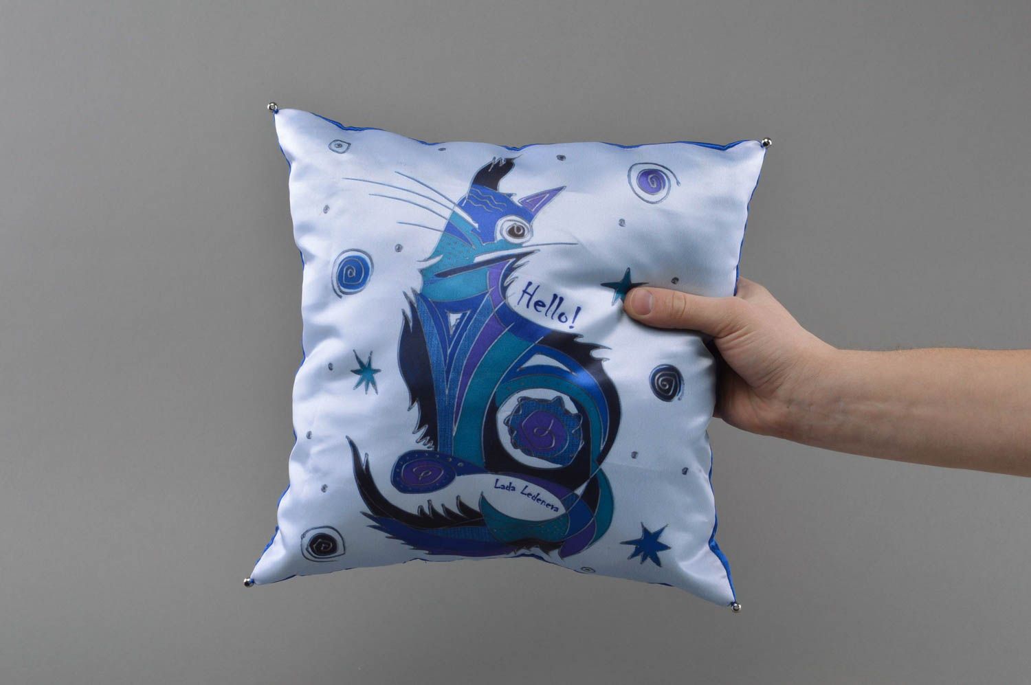 Подушка из атласа и шелка с рисунком интерьерная ручной работы Синяя кошка фото 4