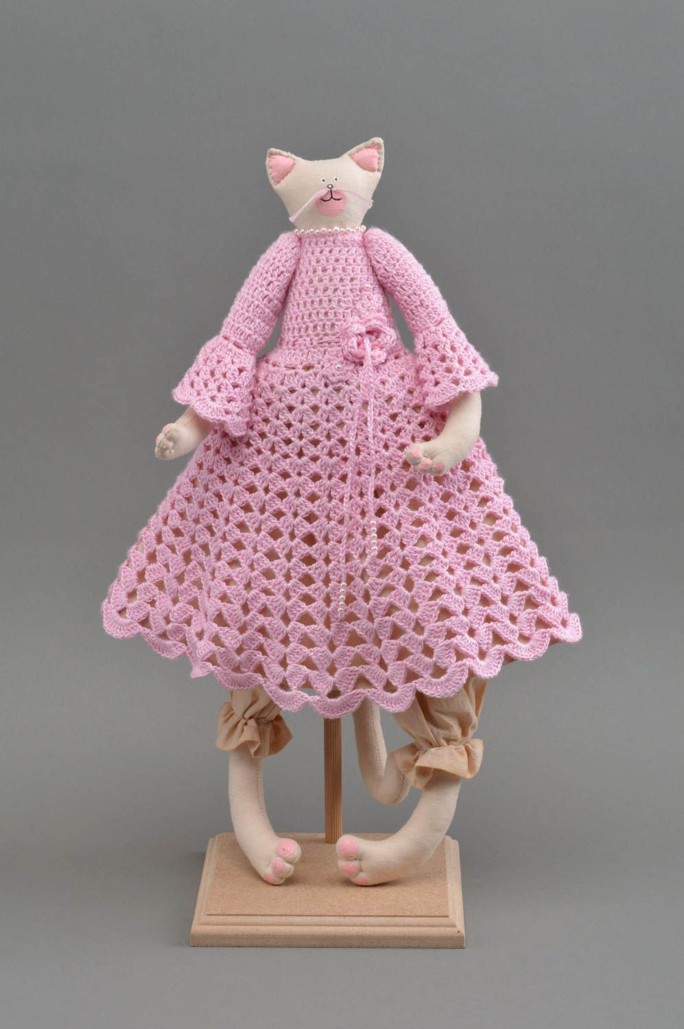 Peluche chat beige robe tricotée rose belle originale faite main pour fillette photo 2