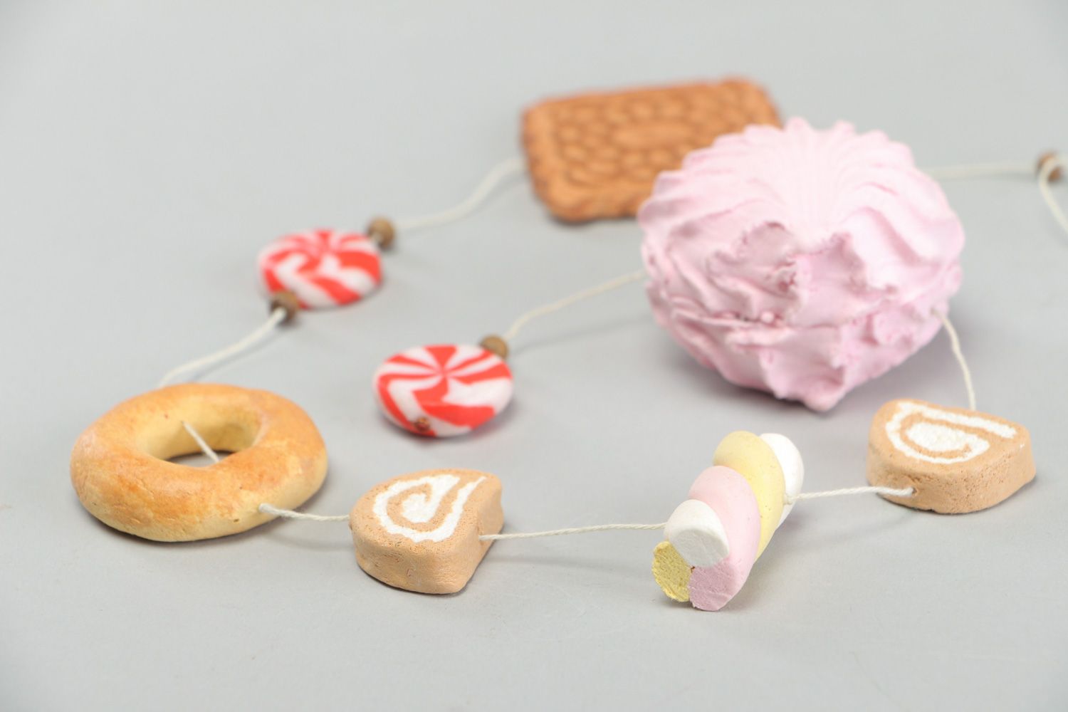 Гирлянда из декоративных сладостей из пластики фото 2