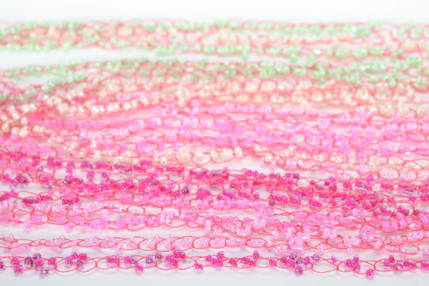 Collar de abalorios en tonos rosados foto 2