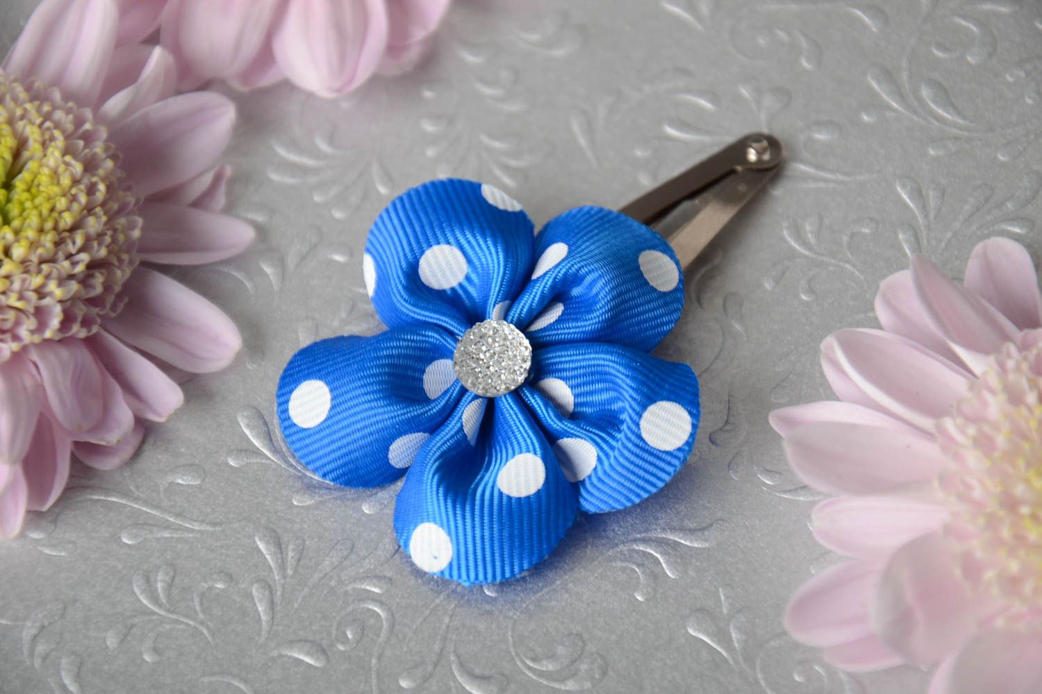 Заколка для волос из атласных лент ручной работы голубая в горошек цветок хенд мейд фото 1