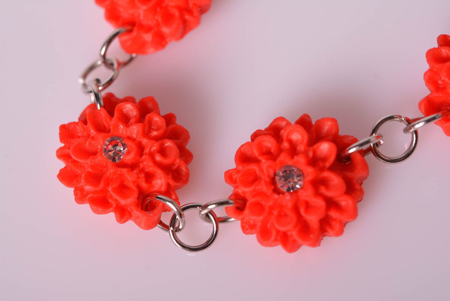 Red clay flowers' chain bracelet for a young girl photo 5