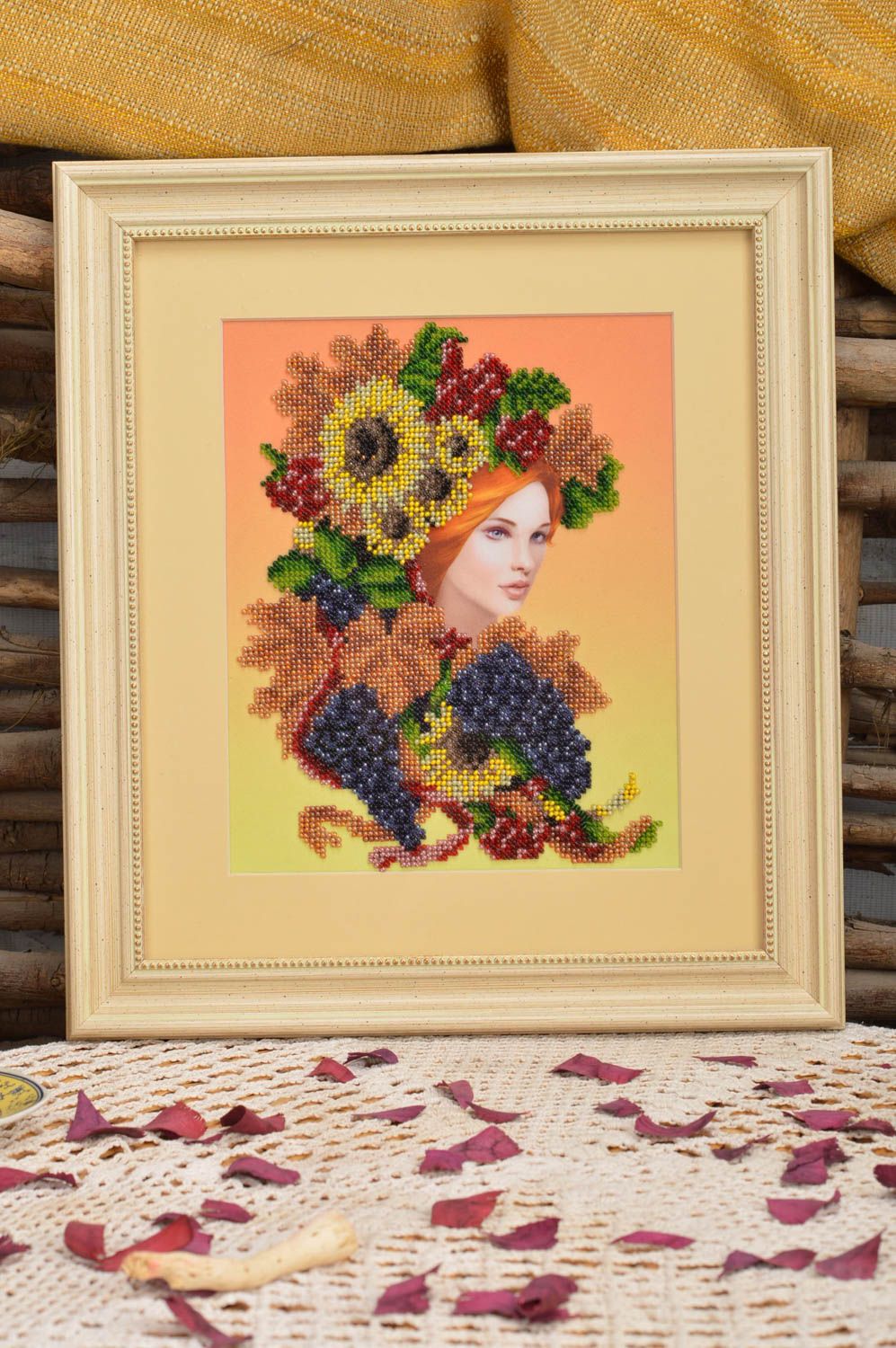 Картина вышитая бисером Девушка в дарах осени картина ручной вышивки фото 1