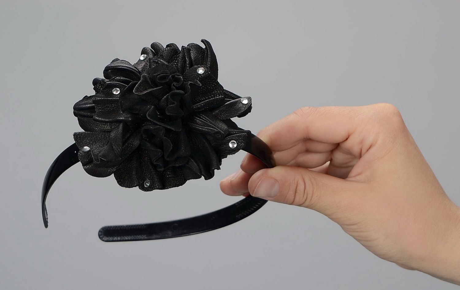 Diadema, corona para la cabeza, cuero, plástico “Flor negra” foto 4