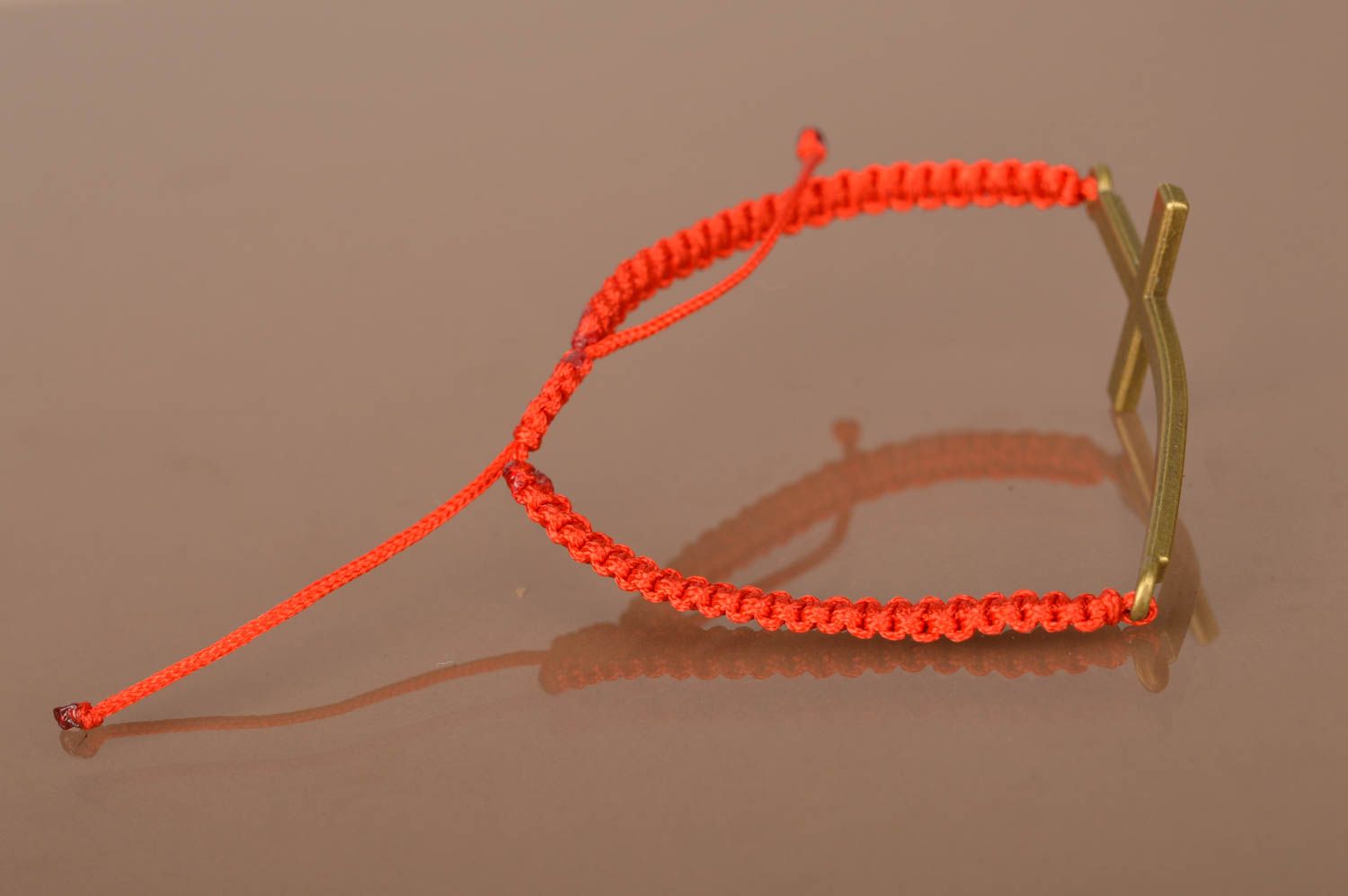 Красный браслет из вощеного шнурка с крестом с регулируемым размером хенд мейд фото 4