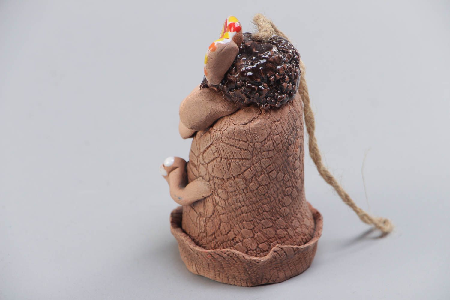 Расписанный акриловыми красками глиняный колокольчик в виде овечки ручной работы фото 3