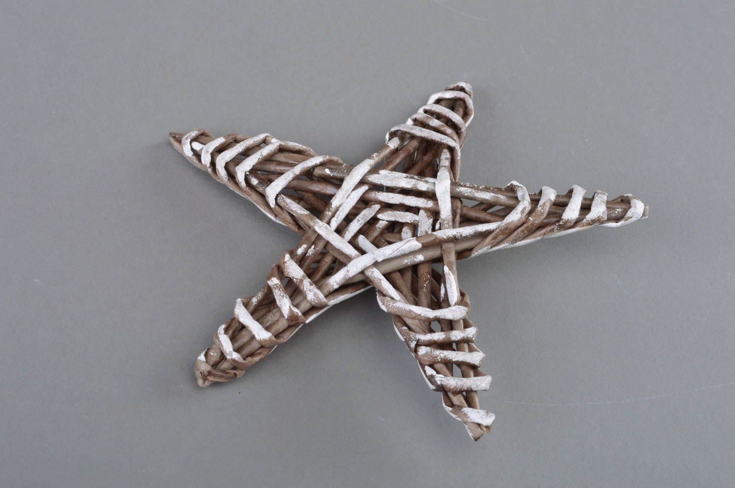 Estrella decorativa de tubitos de papel hecha a mano de cinco puntas hermosa    foto 4