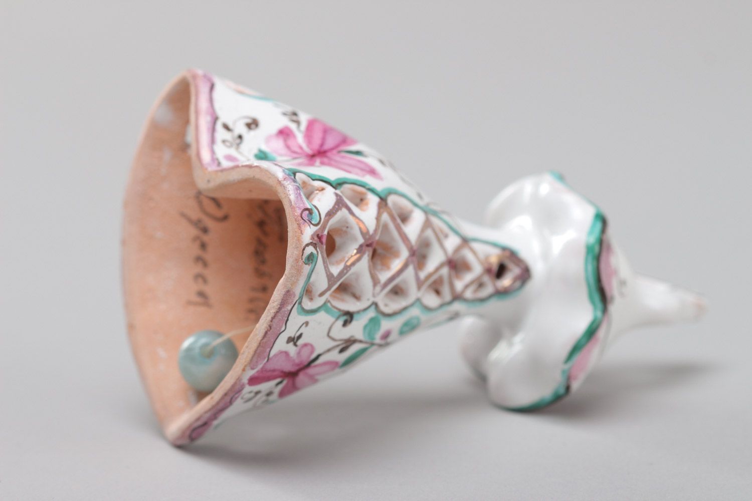 Декоративный керамический колокольчик с покрытием эмалью ручной работы красивый фото 3