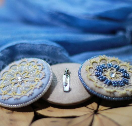 Fabric brooch with tatting lace photo 1