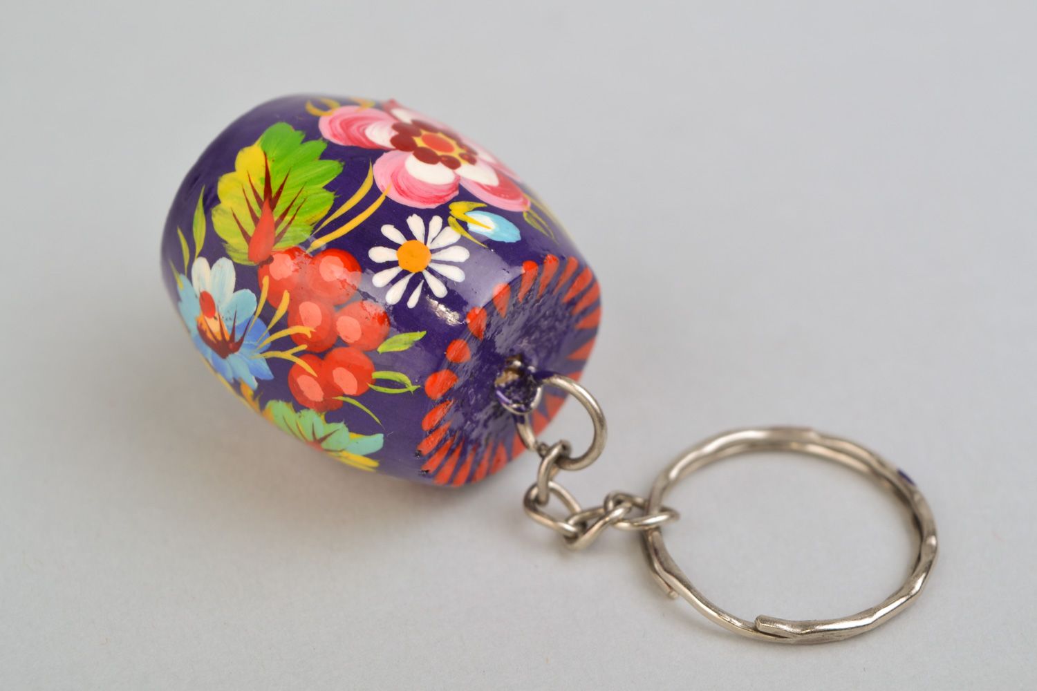 Handmade souvenir barrel-shaped wooden keychain decorated with Petrikivka painting photo 3