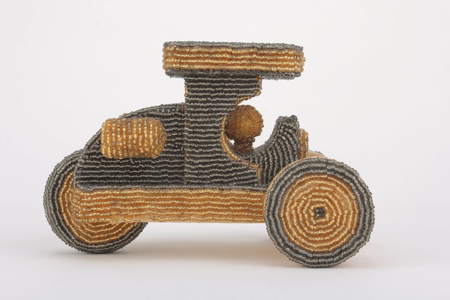 Trattore fatto a mano giocattolo di legno materiale ecologico con perline foto 4