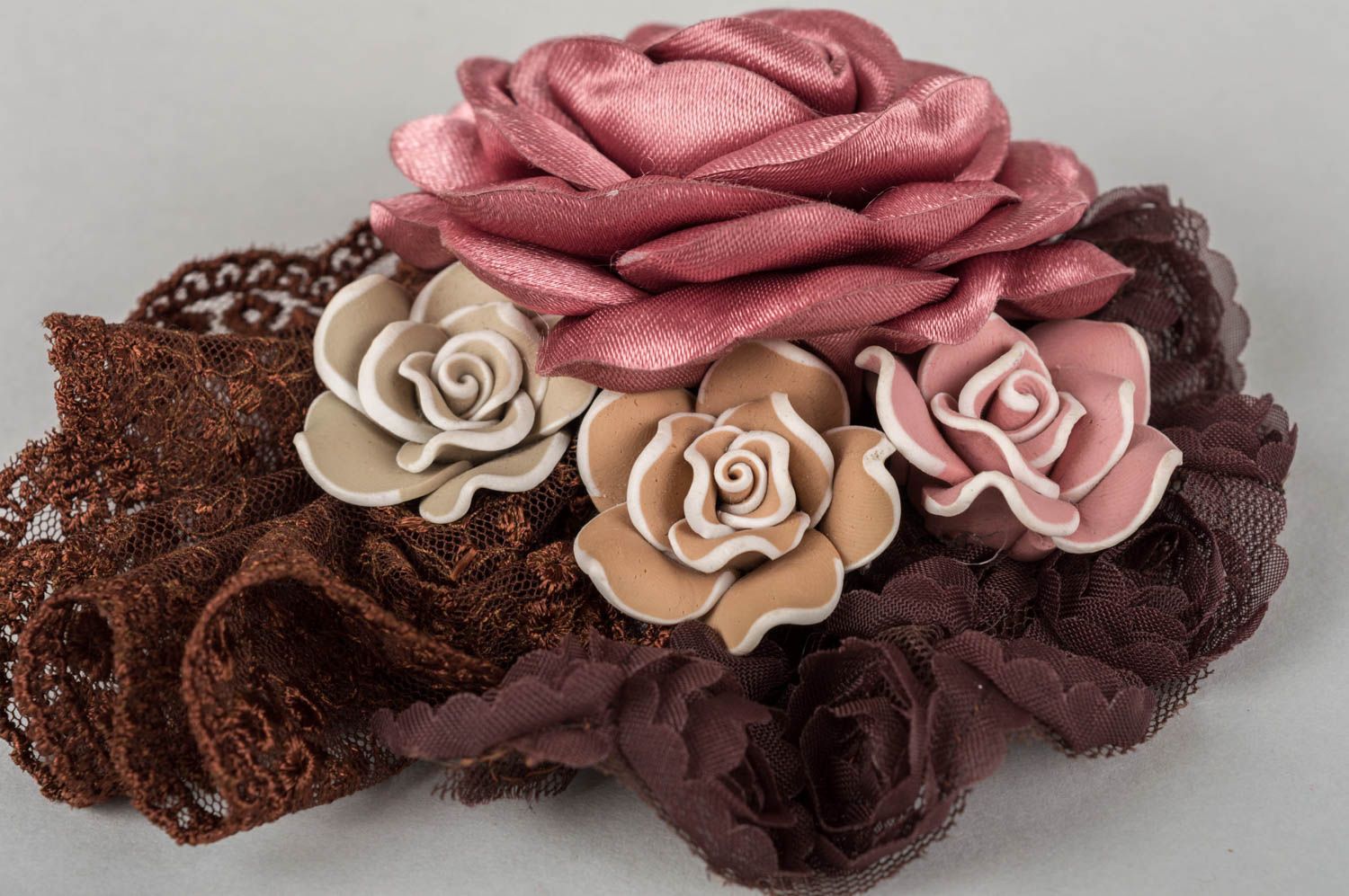 Текстильная брошь с цветами из полимерной глины и атласной розой ручной работы фото 3