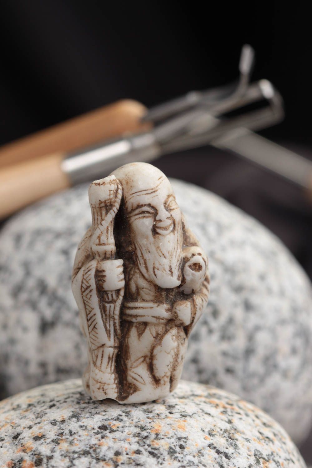 Интересная статуэтка из полимерной смолы и мраморной крошки ручной работы Эбису фото 1