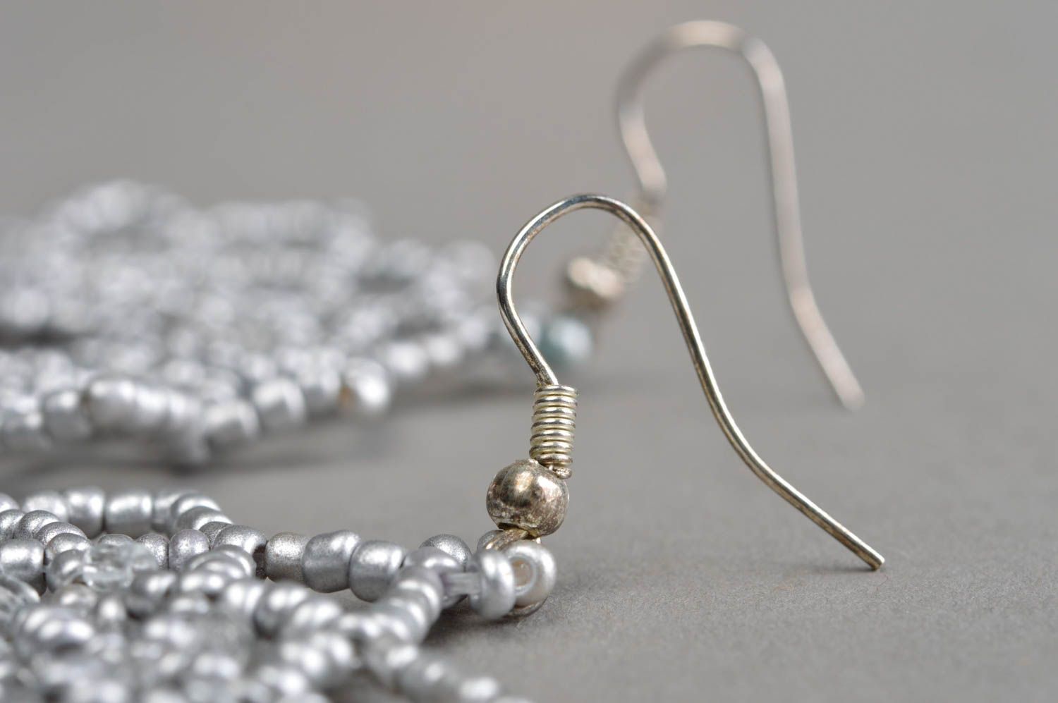 Boucles d'oreilles en perles de rocaille grises faites main grises pendantes photo 4