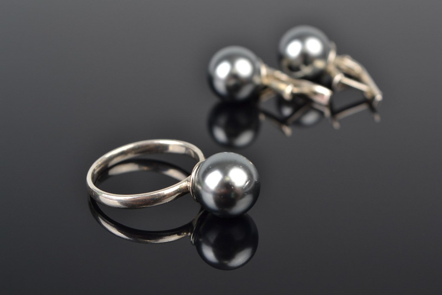 Conjunto de bisutería artesanal con perlas artificiales 2 piezas anillo y pendientes foto 3