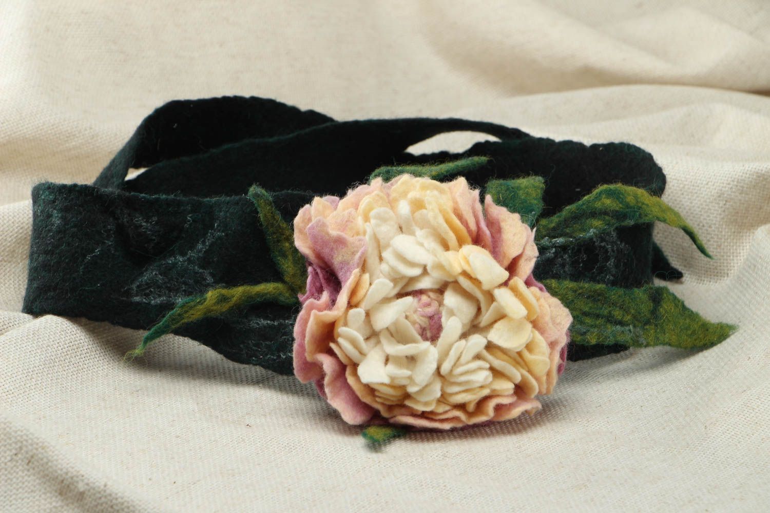 Ceinture large en laine feutrée avec fleur faite main photo 1