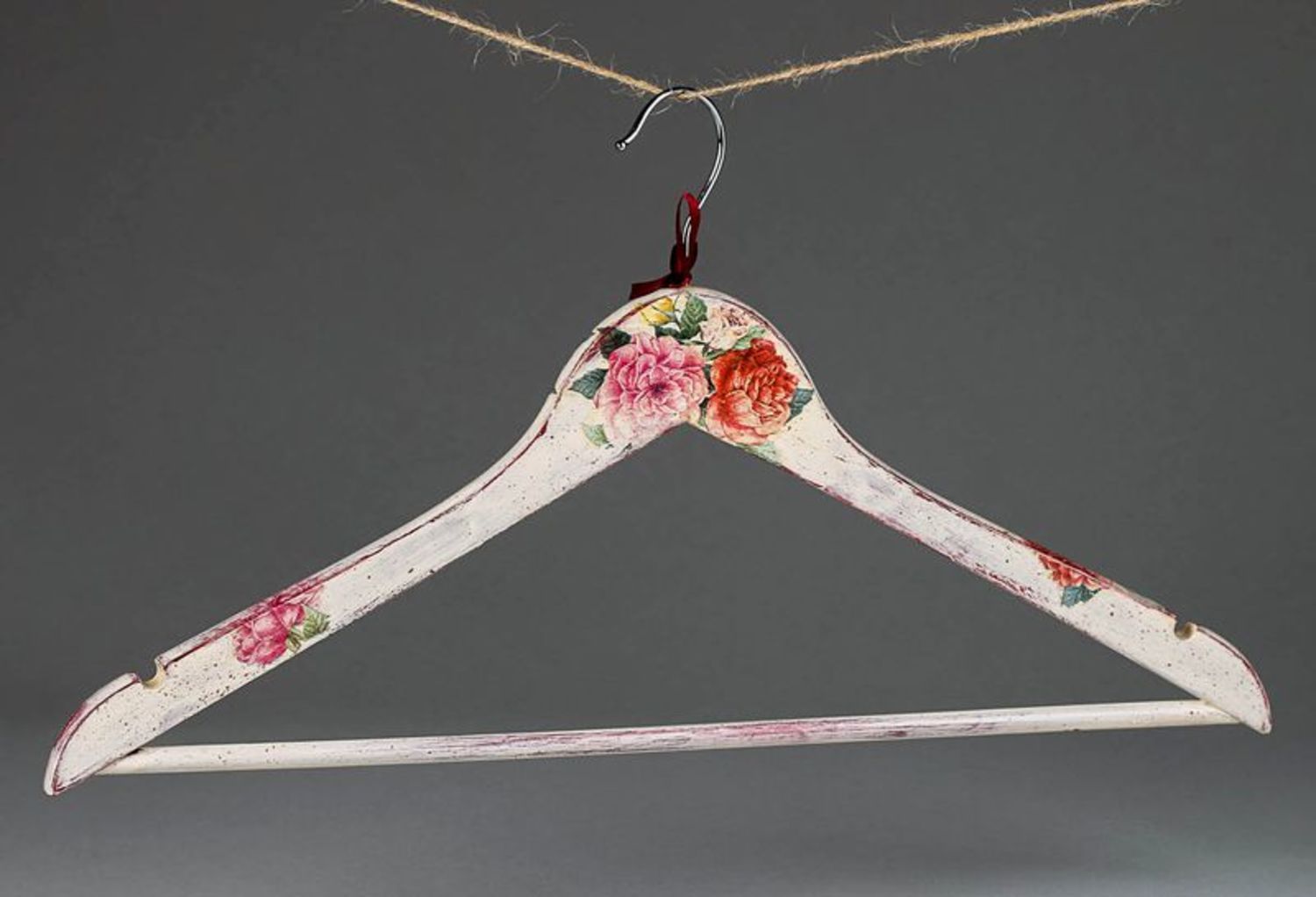 Holzkleiderbügel mit Rosen in Technik Decoupage, alt aussehend foto 3