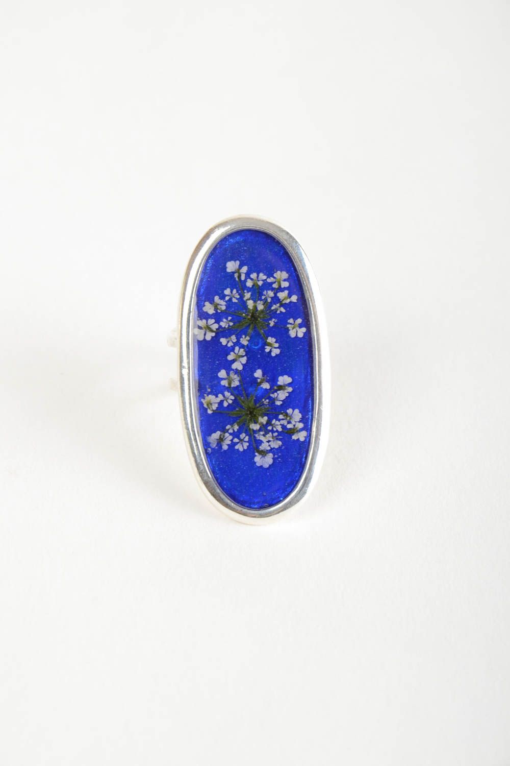 Grande bague avec fleurs séchées sur fond bleu faite main en métal originale photo 4