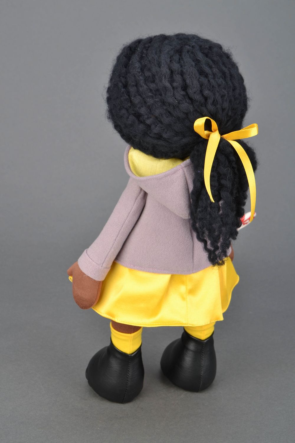 Muñeca de autor con traje amarillo foto 4