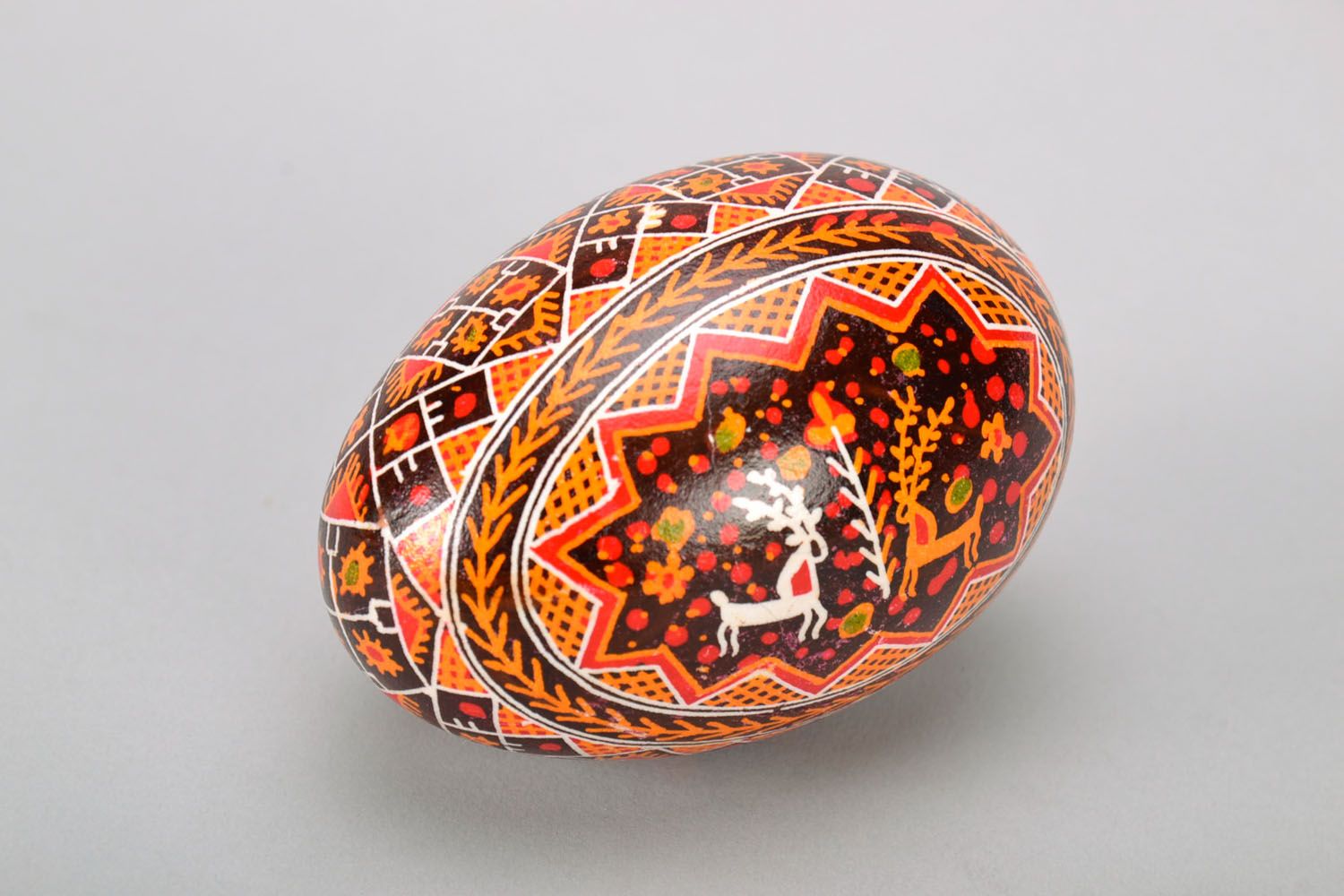 Oeuf de Pâques décoratif fait main original peint avec ornement ethnique photo 5