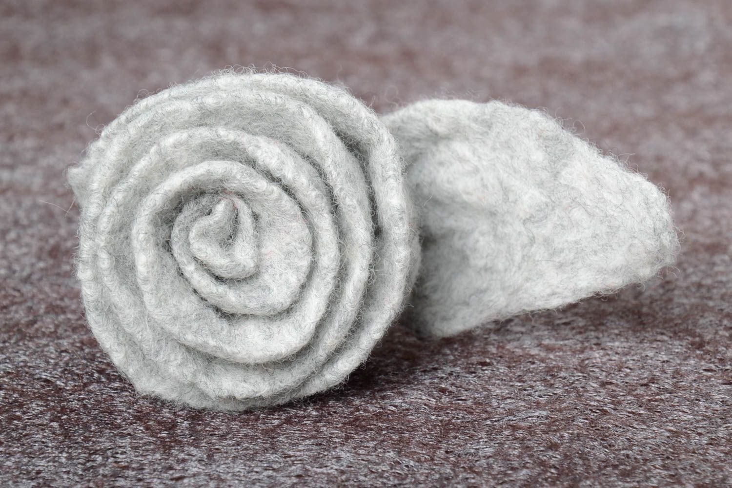 Handmade Brosche Rose gefilzter Schmuck Accessoire für Frauen originell grau foto 1
