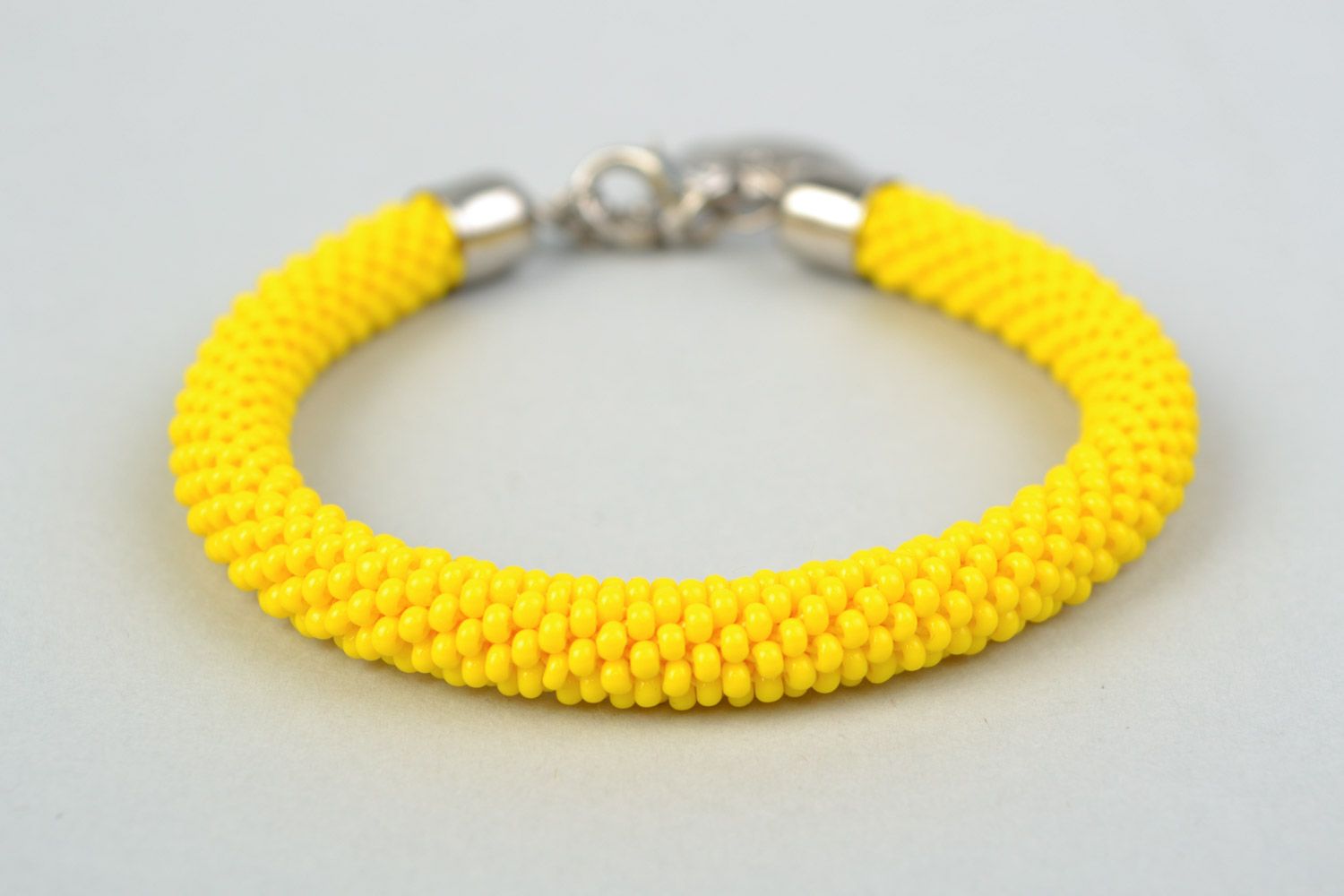 Gelbes gehäkeltes handmade Armband aus Glasperlen mit Anhänger für Frauen foto 3
