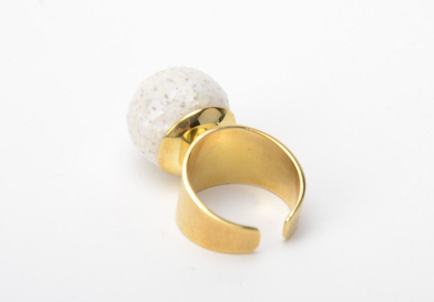 Объемный перстень с фаянсовой бусиной белый металлический ручной работы женский фото 2