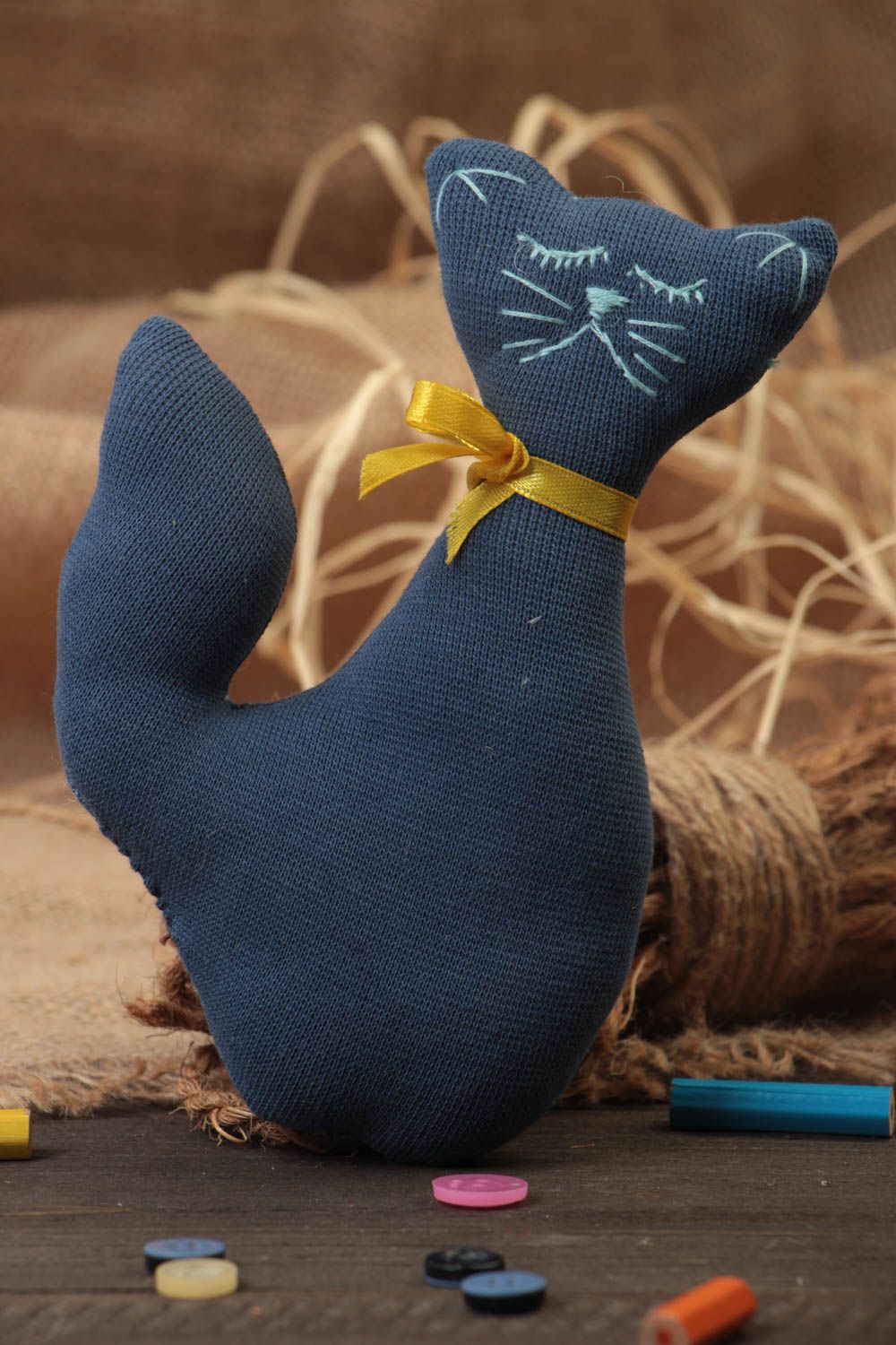 Petite peluche chat en laine décorative faite main bleue originale pour enfant photo 1