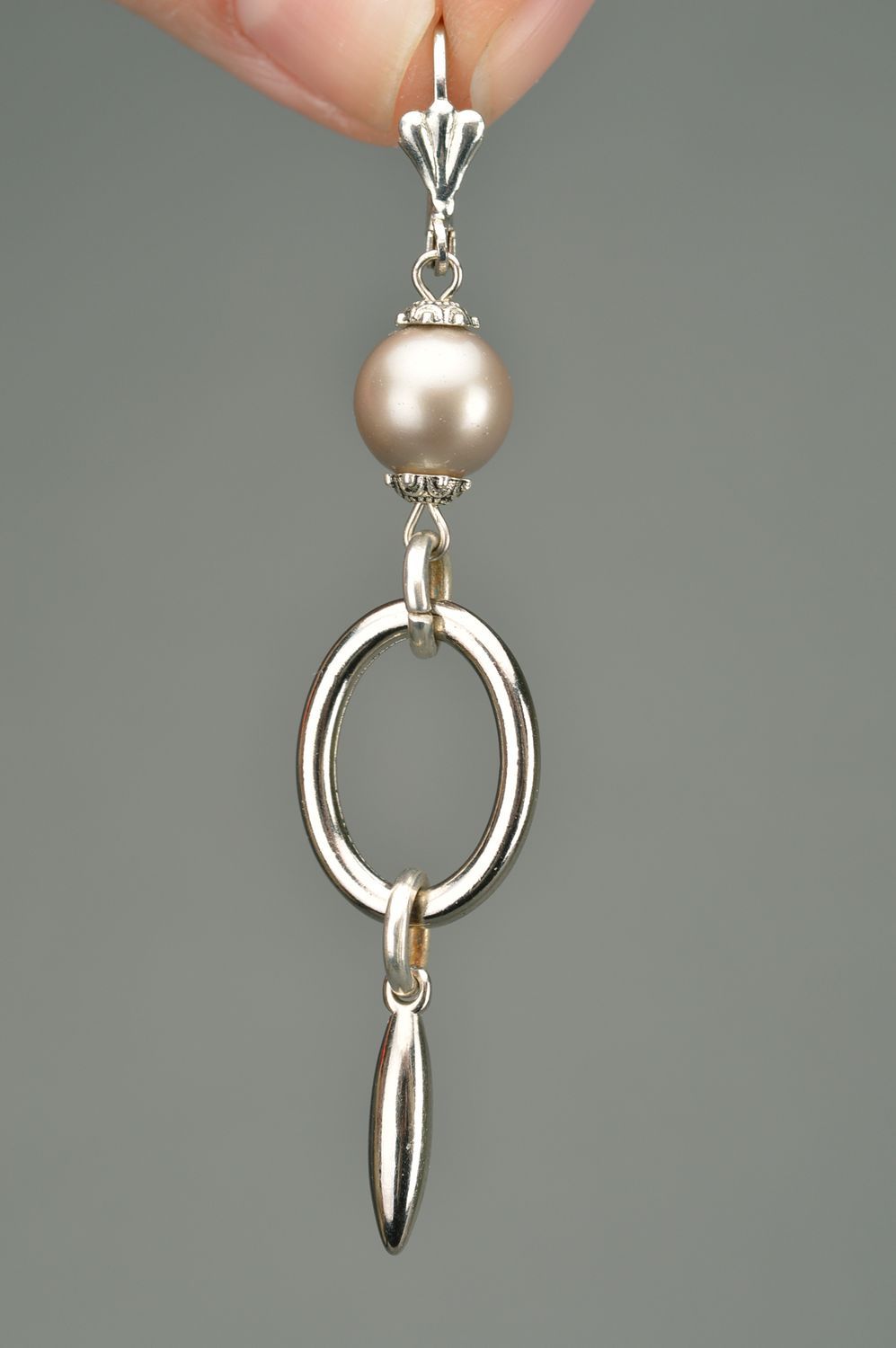 Künstlerische schöne handgeschaffene Gehänge Ohrringe aus Metall mit Perlen toll foto 3